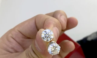 Nữ trang kim cương trong túi hành khách bỏ quên trên máy bay.