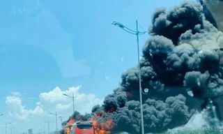 Chiếc xe khách bốc cháy khi lưu thông trên QL1A đoạn qua Thanh Hóa trưa 20/6 vừa qua.