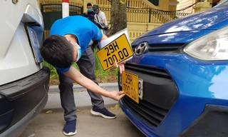 Hiện xe kinh doanh có biển số màu trắng nếu đổi sang biển số màu vàng vẫn mất lệ phí như các trường hợp đổi biển số khác. Ảnh minh họa.