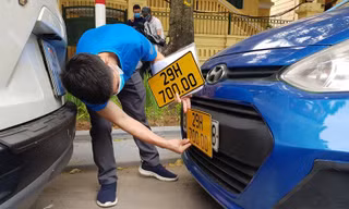 Hiện xe kinh doanh có biển số màu trắng nếu đổi sang biển số màu vàng vẫn mất lệ phí như các trường hợp đổi biển số khác. Ảnh minh họa.