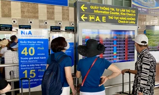 Sân bay Nội Bài chính thức dừng phát loa thông báo chuyến bay từ 30/7, hành khách theo dõi thông tin trên bảng điện tử tại sân bay.