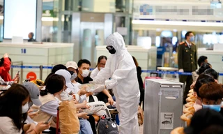 Sân bay Nội Bài phát miễn phí đồ ăn và nước uống cho khách phải chờ đợi làm các bước kiểm dịch và chờ đi cách ly. 