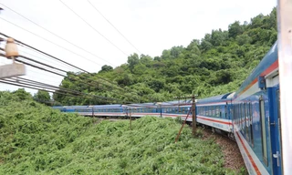 Tuyến đường sắt qua đèo Hải Vân đã thông trở lại sau tai nạn tàu trật bánh.