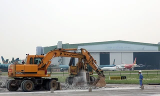 Tiến độ thi công sửa chữa, nâng cấp đường băng, đường lăn sân bay Nội Bài đang đáp ứng yêu cầu, nhưng phần thiết kế đèn dẫn đường chậm tiến độ. Ảnh thi công chiều 31/8.