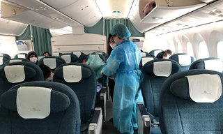 Các công dân Việt Nam bị mắc kẹt tại sân bay Nhật Bản được đón về nước.