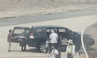 Xe biển xanh vào tận chân cầu thang máy bay sân bay Tuy Hòa để đón Phó Bí thư Thường trực Tỉnh ủy Phú Yên Lương Minh Sơn. 