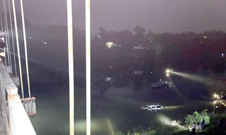 Lực lượng cứu hộ trục vớt chiếc xe ô tô lao xuống sông.