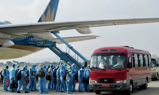 Người lao động Việt Nam tại Guinea Xích đạo đã được đón về nước an toàn. Sau khi rời máy bay, họ lên xe về Bệnh viện Nhiệt đới Trung ương cơ sở 2.