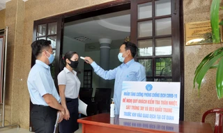 BHXH tỉnh Quảng Nam thực hiện các biện pháp y tế, sàng lọc sức khoẻ với tất cả người tới trụ sở cơ quan giải quyết công việc nhằm phát hiện sớm, ngăn chặn lây lan dịch COVID-19. 