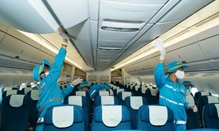 Toàn bộ khoang hành khách, phòng vệ sinh, bếp…trên máy bay đều được vệ sinh khử trùng. Các nhân viên vệ sinh được bảo hộ bằng khẩu trang kháng khuẩn, găng tay hai lớp và mũ.