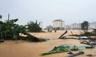 Nhiều nơi tại Huế ngập sâu trong nước, trong đó có đường sắt và sân bay.