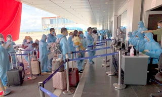 Hành khách được kiểm tra sức khỏe và tổ chức cách ly theo quy định ngay khi xuống sân bay Vân Đồn.