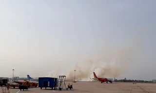 Khói bốc nghi ngút sau sự cố. Ảnh Ngô Bình