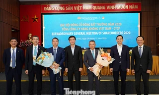 Ông Lê Trường Giang (thứ 3 từ trái sang) được bầu tham gia HĐQT với thời hạn 5 năm.