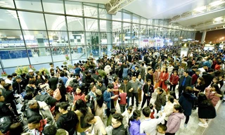 Sảnh nhà ga T2 sân bay Nội Bài luôn trong tình trạng đông đúng mỗi dịp Tết. Ảnh: Phan Công