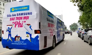 Xe khách dán kín quảng cáo, vi phạm quy định về an toàn giao thông, nhưng vẫn vô tư lưu thông trên khắp các tuyến phố của Hà Nội. Ảnh: Phạm Thanh.