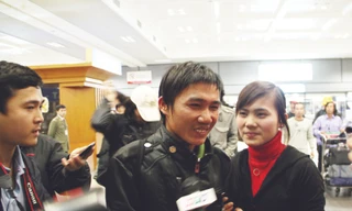 Niềm vui của lao động Việt Nam khi trở về nước ngày 26-2	Ảnh: Hữu Cẩm