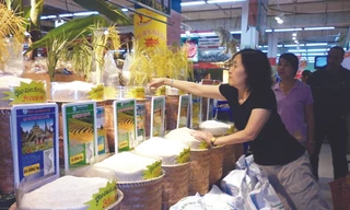 Gạo Thái Lan nhập khẩu tại siêu thị vẫn được nhiều bà nội trợ lựa chọn. Ảnh: Phạm Anh