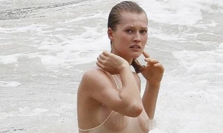 Bồ Leonardo DiCaprio ‘lộ hàng’ vì áo trong suốt