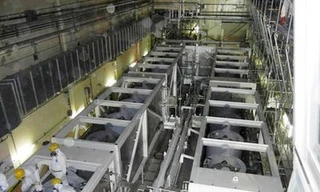 Các công nhân của Cty Điện lực Tokyo đang kiểm tra thiết bị trong cơ sở xử lý nước nhiễm xạ tại nhà máy Fukushima số 1	Ảnh: AP