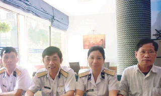 Nhà văn Lê Hoài Nam (phải) và các sĩ quan Nhà Văn hóa Hải quân, những người từng nhiều lần ra đảo