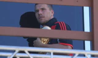 Cầu thủ Đức ôm khư khư cúp vàng, mỏi tay kí tặng CĐV