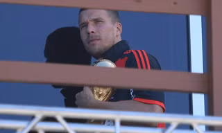 Cầu thủ Đức ôm khư khư cúp vàng, mỏi tay kí tặng CĐV