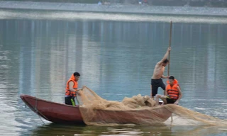 Dùng lưới tìm xác nạn nhân dưới hồ Hoàng Cầu