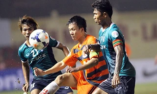 Tiền vệ Trần Mạnh Dũng (giữa) là 1 trong 2 cầu thủ bị tạm giam để phục vụ công tác điều tra