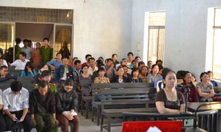 Bị cáo Nguyễn Thị Hoa chối tội trước vành móng ngựa