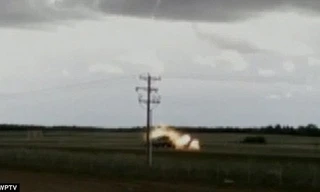 Chiếc xe tải bị sét đánh vừa cháy vừa chạy trên đường