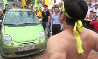 Võ sư đóng đinh qua yết hầu kéo xe ô tô