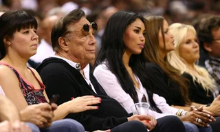 Ông Donald Sterling (đeo kính) và bạn gái V. Stiviano xem một trận bóng rổ năm 2013 ở Texas.