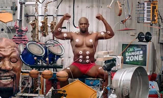 Lực sĩ chơi nhạc bằng... cơ bắp