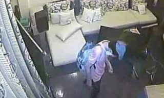 Cận cảnh trộm cắt khóa nhà dân lấy xe Spacy, két tiền