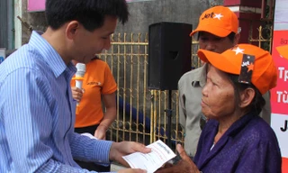 Cụ Nguyễn Thị Bảng cảm động và bất ngờ khi được tặng vé.