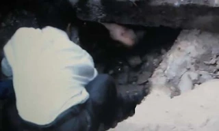 Người dân phải rất khó khăn mới có thể đưa nam thanh niên ra ngoài.