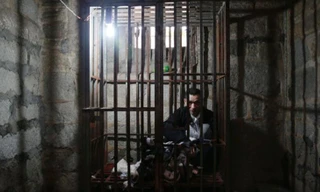 Giải cứu người đàn ông bị nhốt trong lồng 8 năm