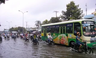 Đường phố Cần Thơ chìm trong nước do triều cường