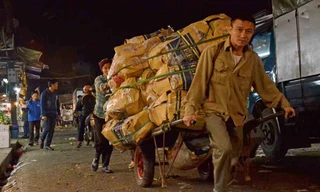 Những xe hàng nặng được kéo từ trong chợ ra ngoài. Ảnh: Thanh Hà.