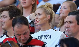 Đức thắng nhờ bạn gái Khedira mặc áo trái