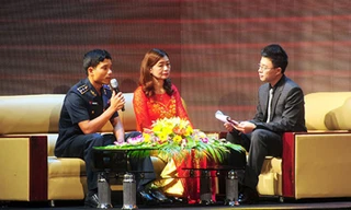 Thượng úy Trần Quang Vững giao lưu tại chương trình Vinh quang Việt Nam Ảnh: Giang Huy.