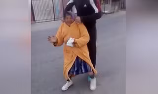Nam thanh niên xoay bà cụ như chong chóng