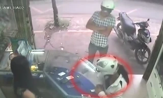 Đôi nam nữ dàn cảnh cướp điện thoại trong chớp mắt