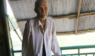 Dù con cháu và bà con chòm xóm khuyên cụ ở nhà cho khoẻ nhưng cụ Cưng nhất quyết đi xin trở lại.