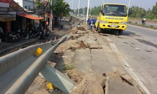 Chiếc xe bồn húc đổ một loạt hàng rào chắn đường.