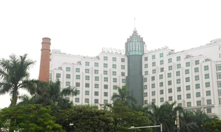 Ngắm “Cột chống trời” trước khách sạn 5 sao