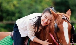 Á hậu Hoàng Oanh là một trong số những mỹ nhân của showbiz Việt cầm tinh con ngựa