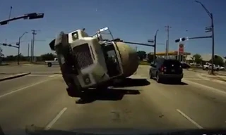 Hết hồn xe tải mất lái lao thẳng vào ôtô