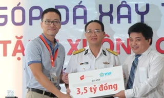 Ông Lê Hồng Minh, Tổng Giám đốc công ty VNG, đại diện quỹ VNIF trao tặng số tiền trang bị tàu CQ cho đại diện quân chủng Hải Quân.